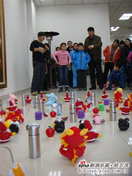 恒 大城 圣诞暖场活动之卡通狂欢好礼大派送(组