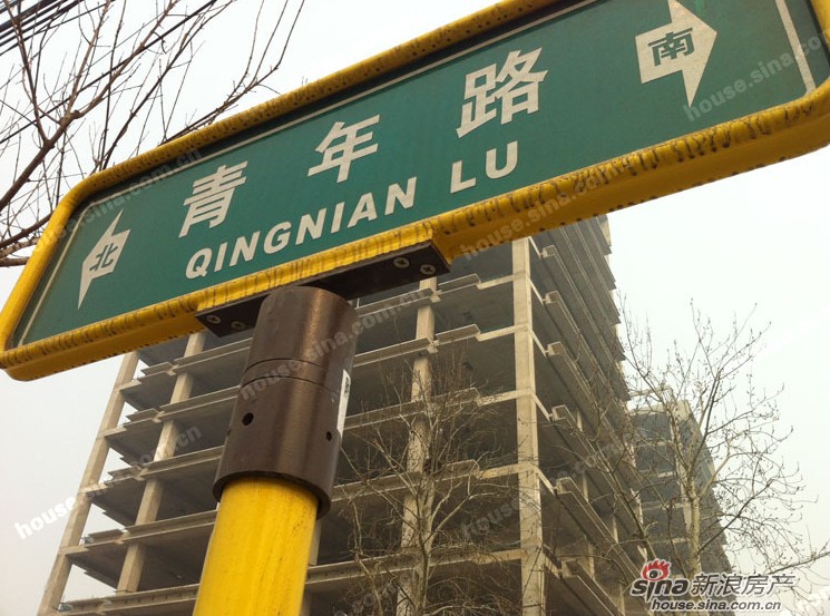 图为小悦城项目楼体实景及路牌实景图