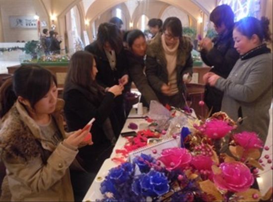 客户现场学习制作绢花