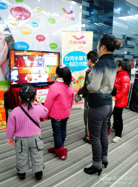 通过舞动手脚传感就可以大玩水果忍者游戏