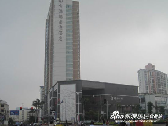 钦州湾广场已变成一个成熟的城市商圈,周边聚集了白海豚国际酒店,联达