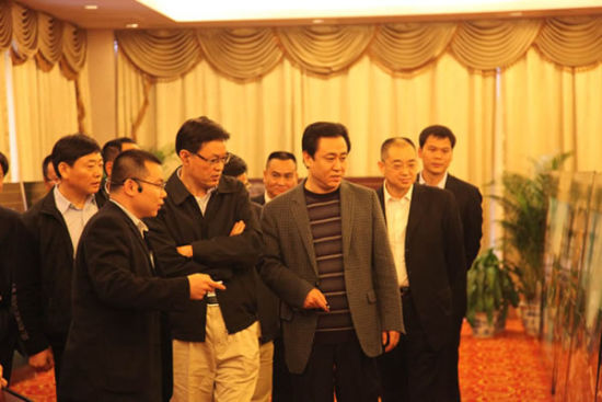 图说:海南省省长蒋定之(左三)率海南省市各级领导与董事局主席许家印