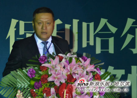 执行董事总经理陈达先生仔细介绍保利公司