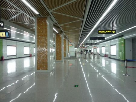 图为星海生活广场轻轨站出口 图为星海生活广场轻轨站出口