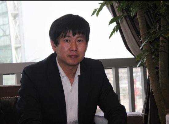 世茂股份有限公司青岛公司策划总监于海丰:您分析的可能比较系统性,世贸诺沙湾的情况是差不多的,第一个可能把区域的未来讲的非常好,西海岸刚才说山海资源非常好,现在凤凰岛属于国家级的旅游度假区,小珠山、大珠山旅游区,沿着灵山湾到龙门码头到康大的月亮湾,也是规划国家级的旅游区,定位北中国媲美三亚的地区,不是说我这儿没有新区,其实已经在做了,我们的位置如果说是新区可能很大,包括没有产业,肯定要把生活区和产业区分开了,我们现在做的已经是政府在做新区的一个示范区,肯定会规划的很好。 西海新区的核心区是以灵山湾国家级