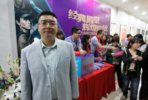导购 正文    活动当天业主们手持着