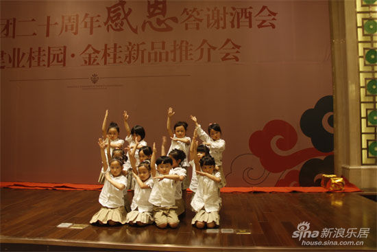 建业小哈佛幼儿园的孩子们表演的团体舞蹈 建业小哈佛幼儿园的孩子们表演的团体舞蹈