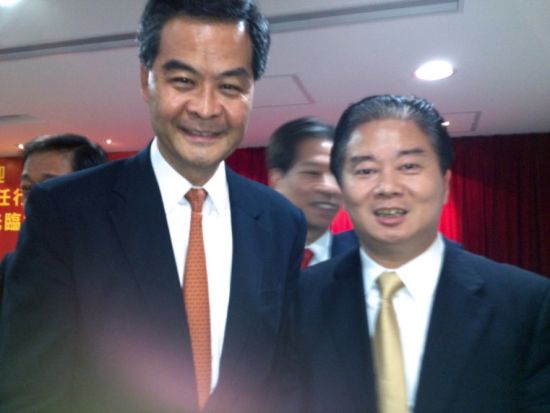 梁振英候任行政长官与林龙安董事长合影 梁振英候任行政长官与林龙安董事长合影