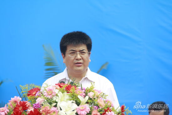 该项目总占地面积1411亩,总投资约20亿元,一期规划建设46栋多层简欧式