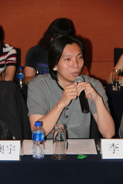图为李冀先生发言