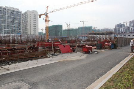图为港龙财智国际二期项目工地 图为港龙财智国际二期项目工地