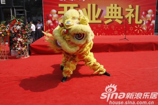 沃尔玛开业舞狮表演(组图)