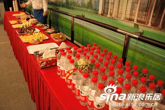 图为恒大华府高端艺术品鉴会现场水果美食 图为恒大华府高端艺术品鉴会现场水果美食