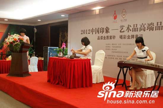 图为恒大华府高端艺术品鉴会茶艺古筝表演 图为恒大华府高端艺术品鉴会茶艺古筝表演