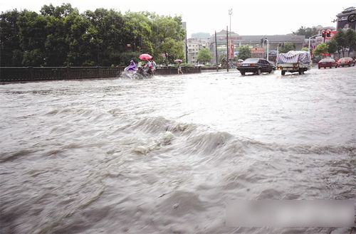 城市逢暴雨必内涝 下水道跟不上城市化步伐(组