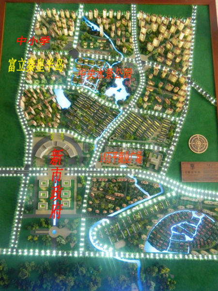 富立秦皇半岛――滨海双水岸生态湖居 坐镇未来城市核心(3)_cninr 【社区配套】 富立秦皇半岛项目其中包含1栋会所、1栋商业办公楼、1栋半地下商业,同时该项目东侧紧邻秦皇半岛打造的380亩中央水景公园,水景公园中包含5.7万方米的环湖欧式风情商业街;项目北侧紧邻社区小学、中学,校区为秦皇半岛建设,专为社区打造。