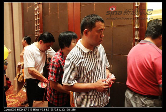 置业者拿号进入选房区 置业者拿号进入选房区