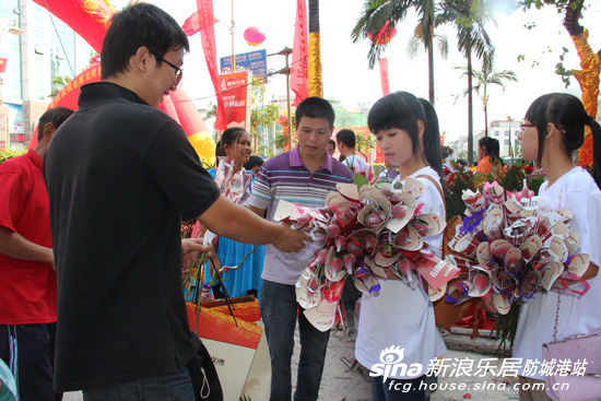 全城,玫瑰祝福"活动,京花姑娘们与祥狮队伍一起沿街向全市民派发一