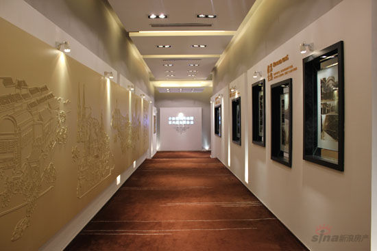 利用售楼处通道墙壁布置的津城百年小白楼文化展