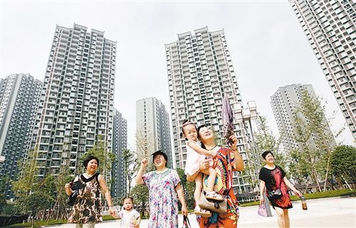 图为九龙坡华岩片区民安华福公租房小区,住户们在欣赏小区环境