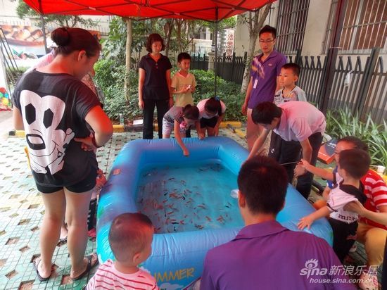 小孩子意犹未尽的捞鱼活动