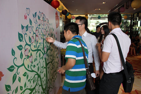 到场员工观看心愿墙