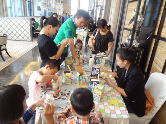 手工DIY区,小朋友自己动手彩绘石膏 手工DIY区,小朋友自己动手彩绘石膏