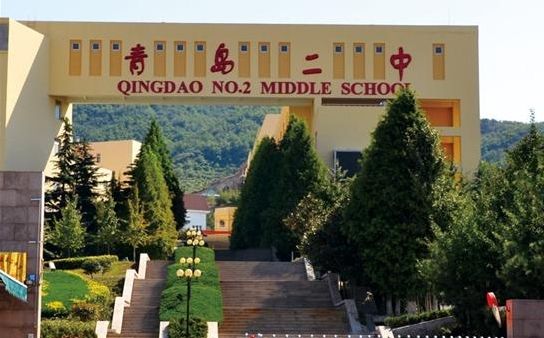 新贵都幼儿园,崂山实验小学,青岛国际学校,崂山第二中学,青岛二中_cninr 山海畔家门旁 见证孩子骄傲成长 想住的环境、配套好一点,也想孩子离学校近一点,有时候先选房子还是先选学区成为困扰众多置业者的一大难题,在海信迪生山庄,这种担心完全不必。这里午山环抱,紧邻石老人海水浴场,生活、教育,一所好房子全部收藏。 在山海畔陪孩子嬉戏,在家门前见证孩子骄傲成长,别人的梦想却是您的每日所享。 海信迪生山庄社区配套幼儿园