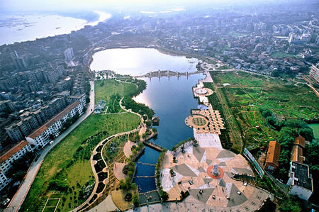 白石公园位于湖南湘潭市河西地区中心地带,东起齐白石纪念馆,西至
