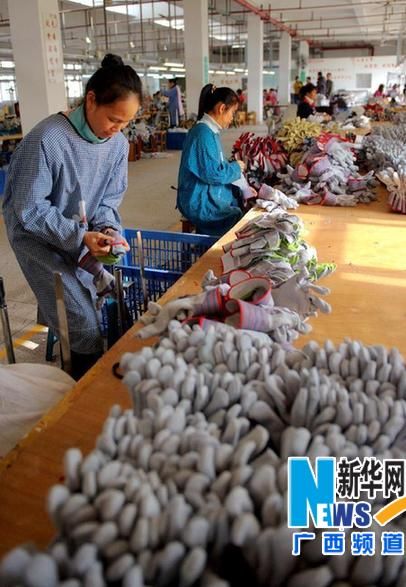 12月5日,在广西钦州市临海工业园一皮革加工厂,工人在生产出口欧美的皮手套。 12月5日,在广西钦州市临海工业园一皮革加工厂,工人在生产出口欧美的皮手套。