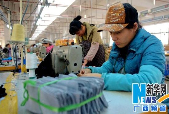 12月5日,在广西钦州市临海工业园一皮革加工厂,工人在生产皮革制品。 12月5日,在广西钦州市临海工业园一皮革加工厂,工人在生产皮革制品。