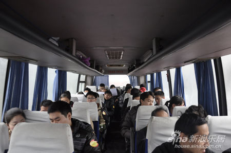 大巴车坐满了网友