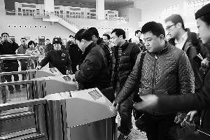 感受高铁时代 保定东站正式运营第一天亲身体