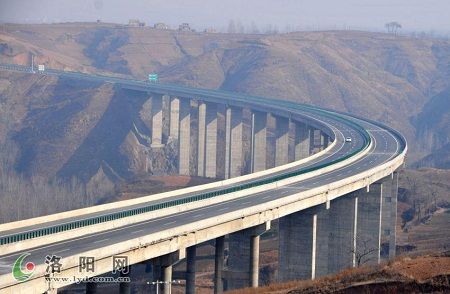 洛栾高速公路长1111米的乾涧沟特大桥