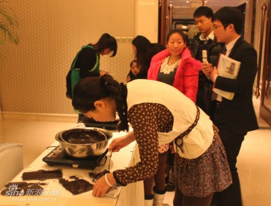 郑开橄榄城举办曲奇雪屋DIY活动