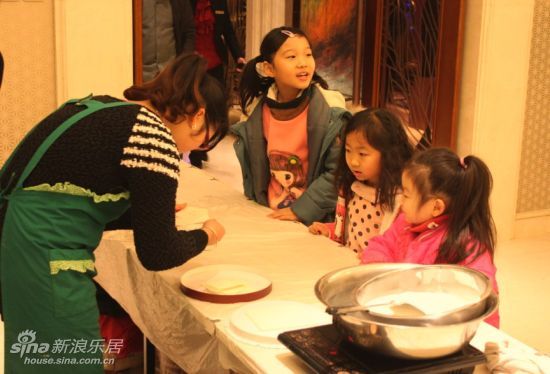 郑开橄榄城举办曲奇雪屋DIY活动