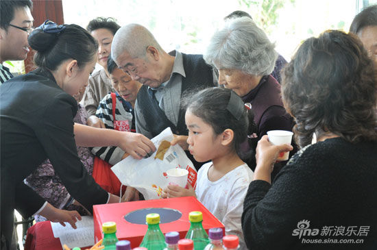 鲁能三亚湾业主挥杆 抢 大米(组图)_鲁能三亚湾