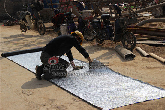 施工工人在裁剪防水贴