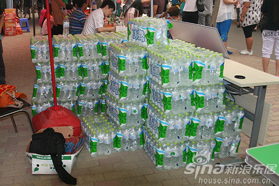 永丰东方广场心系保定高考 举办爱心送水活动