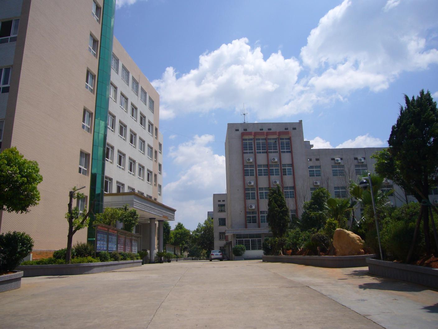 永华中学是在区委,区政府及市,区教育局的指导下,于2005年6月创建的