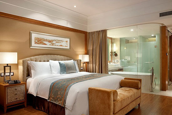 中博国际广场看房团人潮如织 中邦地产楼盘倍