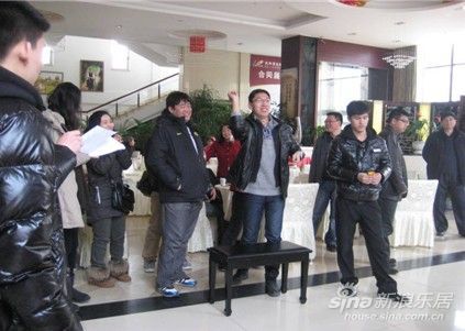 图为 飞镖挑战赛游戏现场 图为 飞镖挑战赛游戏现场
