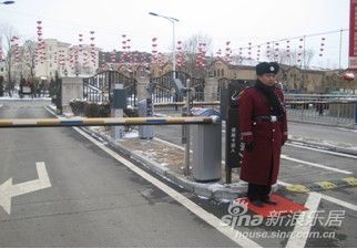 图为 沈阳碧桂园站岗执勤保安实景拍摄 图为 沈阳碧桂园站岗执勤保安实景拍摄