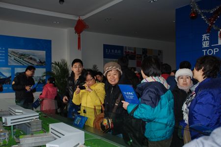 图为乐居看房团到访东亚上北鑫座 图为乐居看房团到访东亚上北鑫座