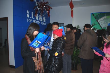 图为乐居看房团到访东亚上北鑫座 图为乐居看房团到访东亚上北鑫座
