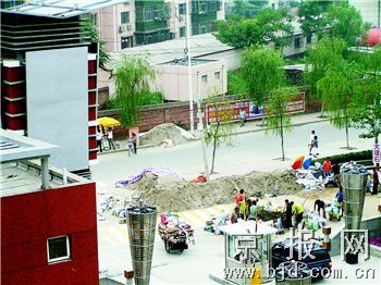 装修遭强买强卖 新城阳光业主遇霸王门神(图)