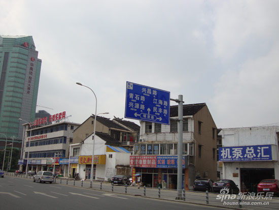 地块紧靠路边是一排店铺