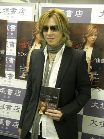 yoshiki自传提到女朋友,木村拓哉yoshiki同台 html 日本人气摇滚乐队在5月下旬发售了自传散文《yoshiki/佳树