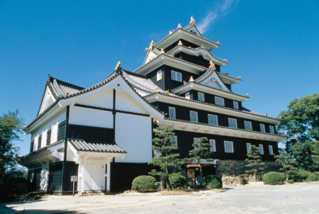 冈山城位于日本冈山市内,因其墙壁乌黑也被称为乌城.