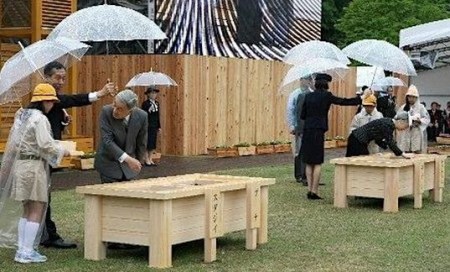 日本天皇夫妇参加全国植树节(组图)